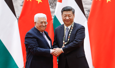 7月18日，中国国家主席习近平在北京人民大会堂同巴勒斯坦国总统阿巴斯举行会谈。会谈后，阿巴斯授予习近平“巴勒斯坦国最高勋章”，以表达对中方支持巴正义事业的深切感谢和对习近平本人的崇高敬意。