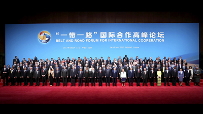 5月14日，国家主席习近平在北京出席“一带一路”国际合作高峰论坛开幕式，并发表题为《携手推进“一带一路”建设》的主旨演讲。这是习近平同出席“一带一路”国际合作高峰论坛的代表们合影。